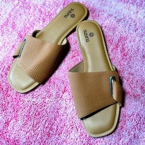 Susina Claudia slides NWOT 5.5